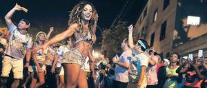 Tanzen bis zum Umfallen. In den Straßen von Rio wird den ganzen Tag und die ganze Nacht gefeiert. 