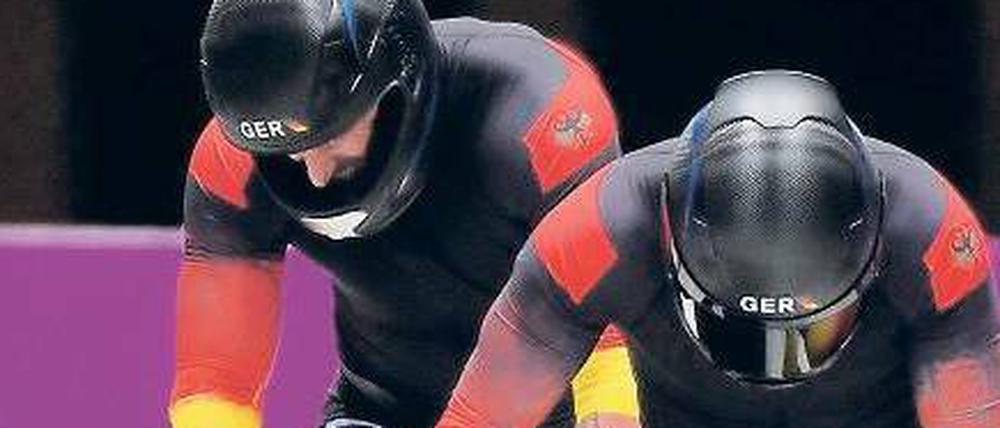 Muss man auch noch schieben, das Ding. Die Deutschen suchten die Schuld nach dem Debakel im Zweier-Bob beim Gefährt.