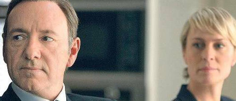 Der skrupellose Spitzenpolitiker Frank Underwood (Kevin Spacey, mit Robin Wright) scheint in „House of Cards“ am Ziel seiner Wünsche.