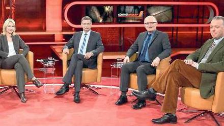 Lieb und teuer. Die ARD lässt sich „Günther Jauch“, Talk wie Moderator (Zweiter von links), viel kosten. Mit 4705 Euro Kosten pro Sendeminute im Jahr 2011 lag die Talkshow weit vor der Konkurrenz wie „Hart aber fair“ oder „Maybrit Illner“ im ZDF. Foto: Imago