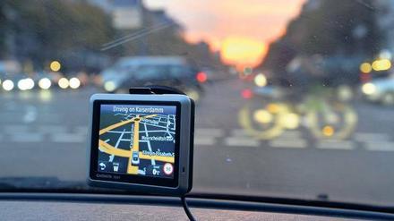 Dem Straßenverlauf bitte folgen. In vielen Autos gibt es Navigationsgeräte, bei der Polizei nicht. 