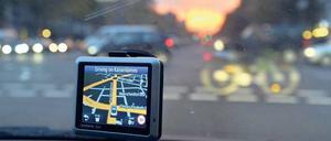Dem Straßenverlauf bitte folgen. In vielen Autos gibt es Navigationsgeräte, bei der Polizei nicht.