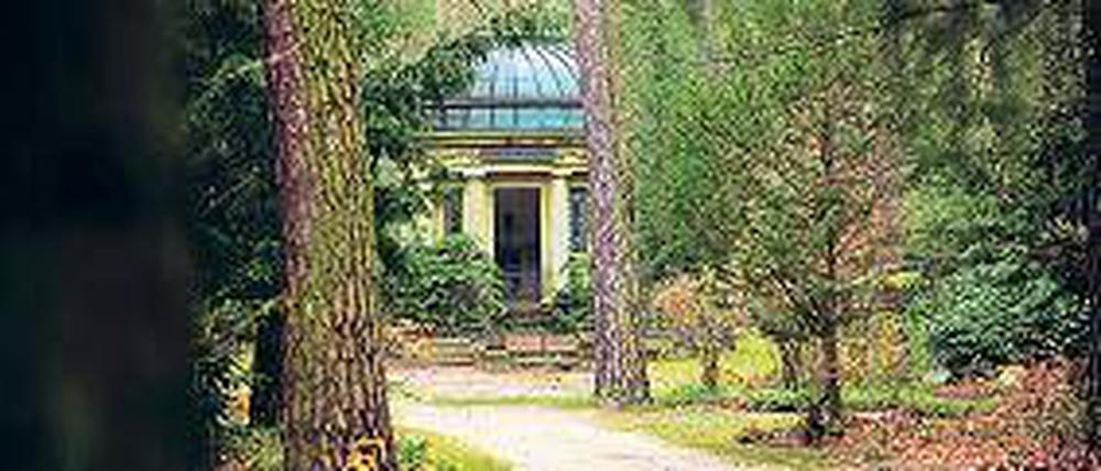 Nicht mehr ganz dicht. Diebe stehlen Metall von den Mausoleen auf dem Stahnsdorfer Südwestkirchhof.