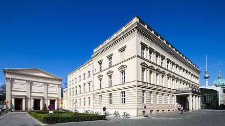 Im neuen Palais am Festungsgraben wird viel geheiratet. Vor allem ein anschließendes Foto auf dem Balkon (rechts) ist bei Brautpaaren beliebt. Doch das Gebäude ist baufällig.