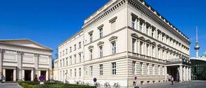 Im neuen Palais am Festungsgraben wird viel geheiratet. Vor allem ein anschließendes Foto auf dem Balkon (rechts) ist bei Brautpaaren beliebt. Doch das Gebäude ist baufällig.