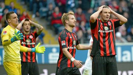 Viel um die Ohren. Die Frankfurter Spieler tun sich mit der Doppelbelastung schwer.