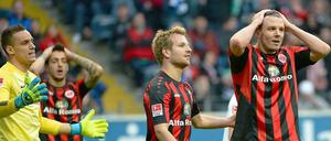 Viel um die Ohren. Die Frankfurter Spieler tun sich mit der Doppelbelastung schwer.