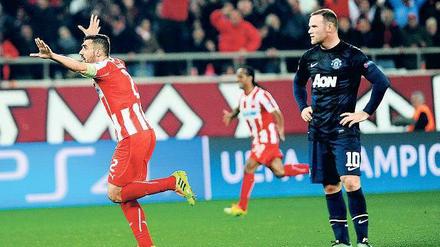 Die Konkurrenz enteilt. Manchesters Stürmerstar Wayne Rooney sieht griesgrämig zu, wie Giannis Maniatis ein Tor für Olympiakos Piräus feiert. Am Ende des Dienstagabends stand eine 0:2-Niederlage für Rooneys Team, United droht das Aus in der Champions League.