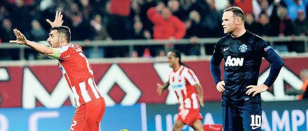 Die Konkurrenz enteilt. Manchesters Stürmerstar Wayne Rooney sieht griesgrämig zu, wie Giannis Maniatis ein Tor für Olympiakos Piräus feiert. Am Ende des Dienstagabends stand eine 0:2-Niederlage für Rooneys Team, United droht das Aus in der Champions League.