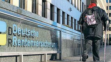 Immer weniger. Viele Erwerbsgeminderte können von ihrer Rente nicht leben.