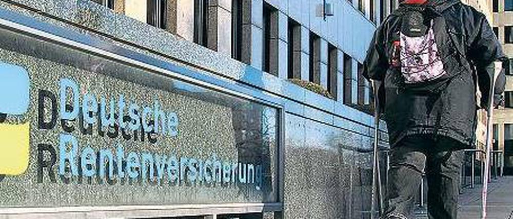 Immer weniger. Viele Erwerbsgeminderte können von ihrer Rente nicht leben.