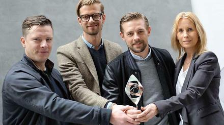 Joko & Klaas freuen sich mit Regisseurin Katrin Bühlig und Schauspieler Florian Panzner über den Grimme-Preis.
