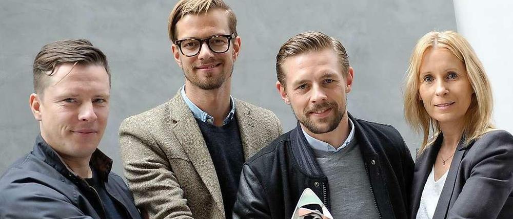Joko &amp; Klaas freuen sich mit Regisseurin Katrin Bühlig und Schauspieler Florian Panzner über den Grimme-Preis.