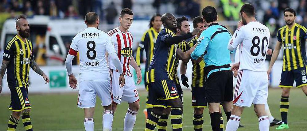 Schiedsrichter Yunus Yildirim stand bei Spiel zwischen Sivasspor und Fenerbahce im Mittelpunkt - auch noch lange nach Ablauf der 90 Minuten.