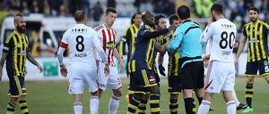 Schiedsrichter Yunus Yildirim stand bei Spiel zwischen Sivasspor und Fenerbahce im Mittelpunkt - auch noch lange nach Ablauf der 90 Minuten.