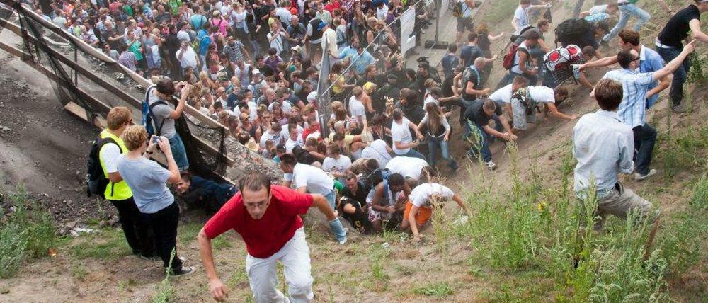 Aufnahme des Gedränges vor dem Tunnel auf der Loveparade in Duisburg.