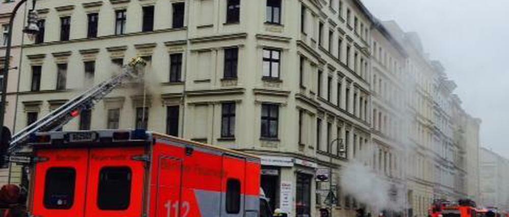 Die Löscharbeiten der Feuerwehr in der Adalbertstraße Ecke Naunynstraße. 