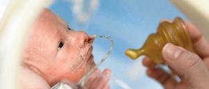 Frühchen bekommt Milch