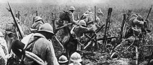 Soldaten während eines Angriffs in der Schlacht von Verdun 1916