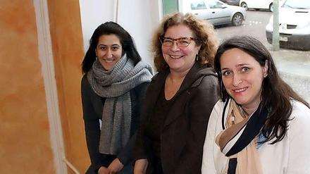 Das neue Quartiersmanagement-Team vom Soldiner Kiez: Hayal Düz, Cornelia Cremer (Geschäftsführerin der UrbanPlan GmbH) und Svenja Wagner (v.l.n.r.)