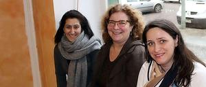 Das neue Quartiersmanagement-Team vom Soldiner Kiez: Hayal Düz, Cornelia Cremer (Geschäftsführerin der UrbanPlan GmbH) und Svenja Wagner (v.l.n.r.)