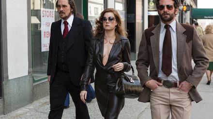 Gangsta Paradise: Das Gaunerpärchen Irving (Christian Bale) und Sydney (Amy Adams) unterwegs mit Undercovercop Richie (Bradley Cooper)