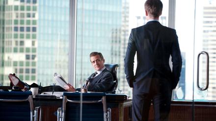 Machen Kleider Leute? Absolut, sagt Harvey Specter (Gabriel Macht, l.) und verpasst seinem neuen Kollegen Mike ross (Patrick J. Adams) einen Maßanzug. 