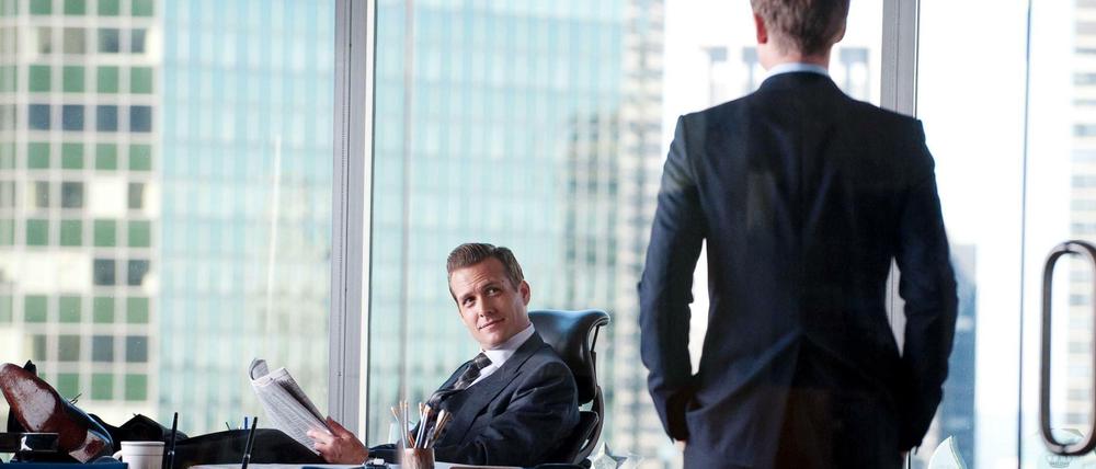 Machen Kleider Leute? Absolut, sagt Harvey Specter (Gabriel Macht, l.) und verpasst seinem neuen Kollegen Mike ross (Patrick J. Adams) einen Maßanzug.