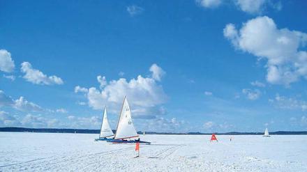 Schnelle Nummer. Eissegeln hat auf der Masurischen Seenplatte Tradition. Urlauber können es dort lernen oder als Passagier einfach mitsausen.