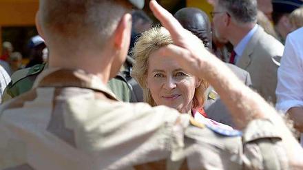 Verteidigungsministerin Ursula von der Leyen besucht Soldaten in Mali.