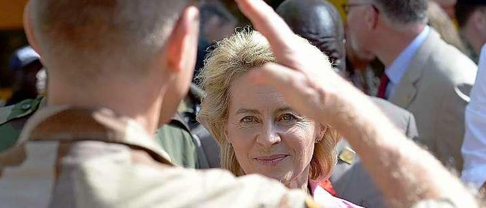 Verteidigungsministerin Ursula von der Leyen besucht Soldaten in Mali.