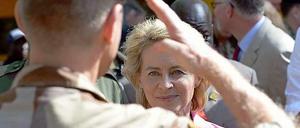 Verteidigungsministerin Ursula von der Leyen besucht Soldaten in Mali.