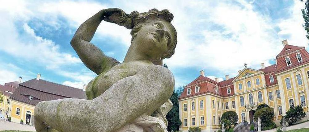 Prachtensemble. Die weitläufige Anlage ist nicht die einzige Attraktion des Dorfes. Man kann auch stilvoll Kaffee trinken, auf dem „schönsten Freisitz Deutschlands“.