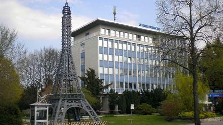 Eiffelturm mit Jägerzaun: Das Centre Français (hier aufgenommen im April 2013) ist von Passanten auf der Müllerstraße nicht zu übersehen. Im Vordergrund die Telefonzelle mit der BücherboXX.