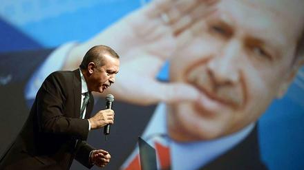 Erdogan spricht vor Tausenden Anhängern im Tempodrom in Berlin.