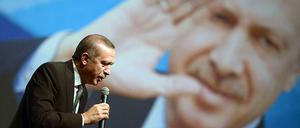 Erdogan spricht vor Tausenden Anhängern im Tempodrom in Berlin.
