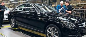 C-Klasse am Start. Die ersten Serienmodelle der neuen C-Klasse wurden am Dienstag im Werk in Bremen montiert. 2014 wird das neue Modell auch in Südafrika, China und in den USA produziert. Daimler investiert dafür mehr als eine Milliarde Euro.