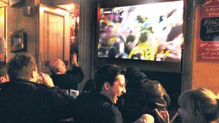 Fußball und Bier, hier in der Berliner "Destille". Kneipenwirte zahlen seit Herbst mehr für ihre Sky-Abos.