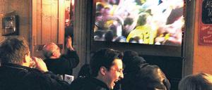 Fußball und Bier, hier in der Berliner "Destille". Kneipenwirte zahlen seit Herbst mehr für ihre Sky-Abos.