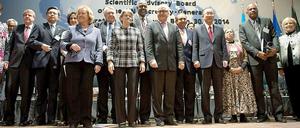 Der neue wissenschaftliche Beirat der UN zum Thema Nachhaltigkeit bei der Gründungsveranstaltung am 30. Januar in Berlin. Ebenfalls dabei der UN-Generalsekretär Ban Ki Moon und der deutsche Außenminister Frank-Walter Steinmeier. 