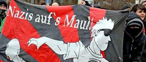 Mitglieder der Antifa protestieren am 13.04.2013 gegen einen Aufmarsch von Rechtsextremisten in Plauen (Sachsen).