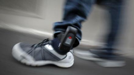 Kontrolle rund um die Uhr. Die ist möglich mit einer elektronische Fußfessel.