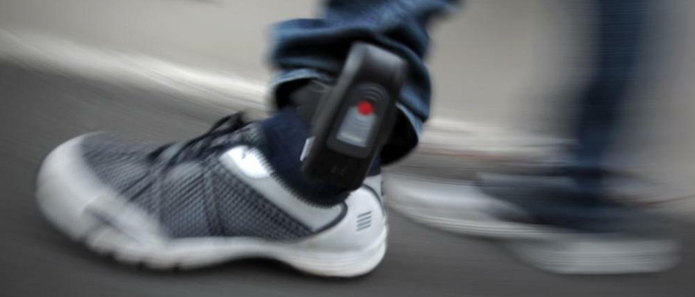Kontrolle rund um die Uhr. Die ist möglich mit einer elektronische Fußfessel.
