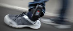 Kontrolle rund um die Uhr. Die ist möglich mit einer elektronische Fußfessel.