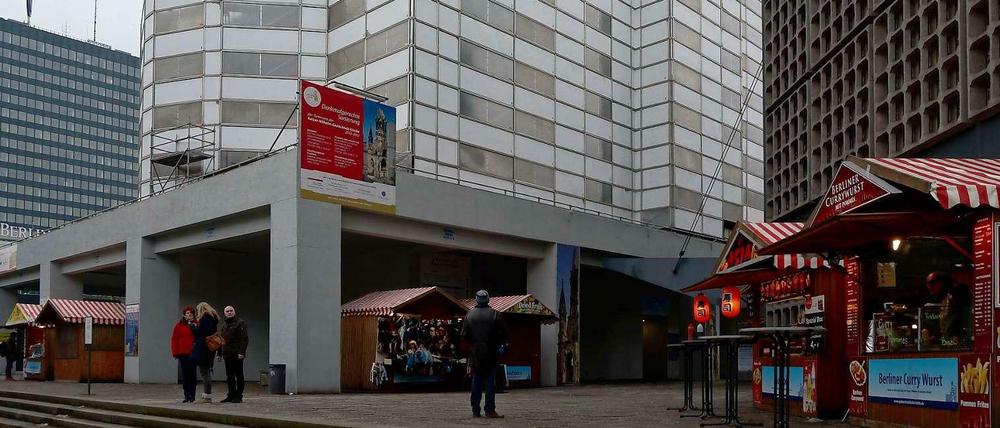 Currywurst, Kebab, Chinapfanne:Um den Markt an der Gedächtniskirche gibt es Ärger. Die Zahl der Buden wurde schon von 26 auf 14 reduziert. Doch dem Bezirk genügt das nicht.