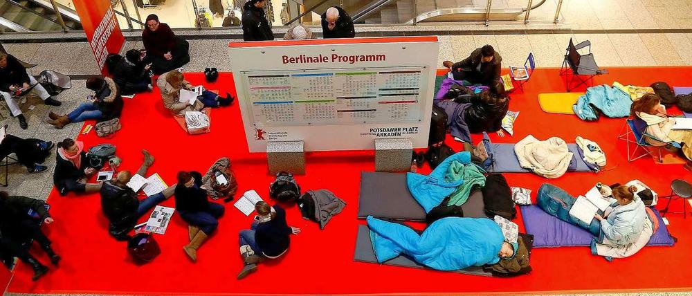 Potsdamer-Schlafplatz-Arkaden. Morgens, kurz vorm Verkaufsstart der Berlinale.