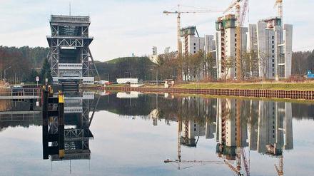 Generationswechsel. Ursprünglich sollten die ersten Schiffe aus dem Oder-Havel-Kanal schon in diesem Jahr nicht mehr das alte Schiffshebewerk benutzen, sondern die 36 Meter Höhenunterschied in der neuen Anlage überwinden. Nun wird die Premiere frühestens in zwei Jahren stattfinden. 