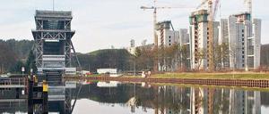 Generationswechsel. Ursprünglich sollten die ersten Schiffe aus dem Oder-Havel-Kanal schon in diesem Jahr nicht mehr das alte Schiffshebewerk benutzen, sondern die 36 Meter Höhenunterschied in der neuen Anlage überwinden. Nun wird die Premiere frühestens in zwei Jahren stattfinden. 