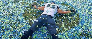 Baden in Vereinsfarben. Seattles Malcolm Smith schwimmt in Konfetti. Der Linebacker der Seahawks wurde zum wertvollsten Spieler der Partie gewählt.