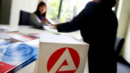 Wenn der Lohn trotz Vollzeitjob nicht ausreicht, bleibt oft nur der Weg zur Arbeitsagentur.